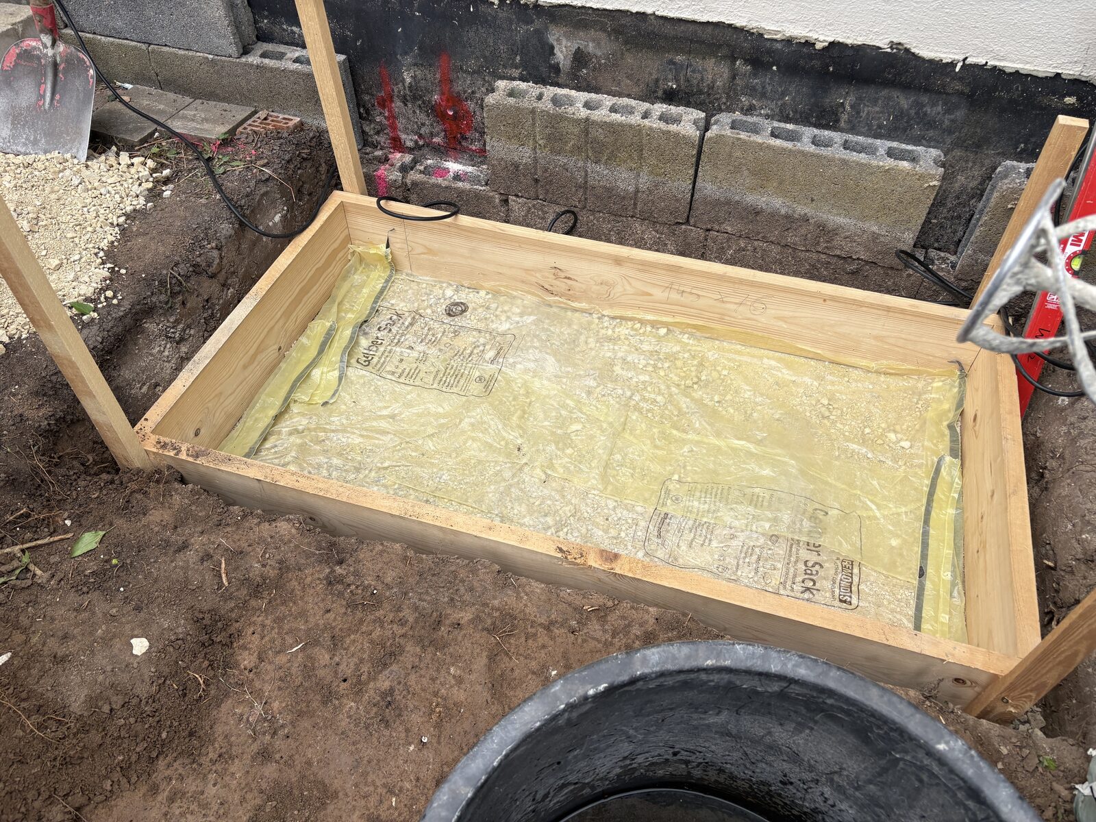 Schalung und Bewehrung für ein Wärmepumpen-Fundament – Firma Welz