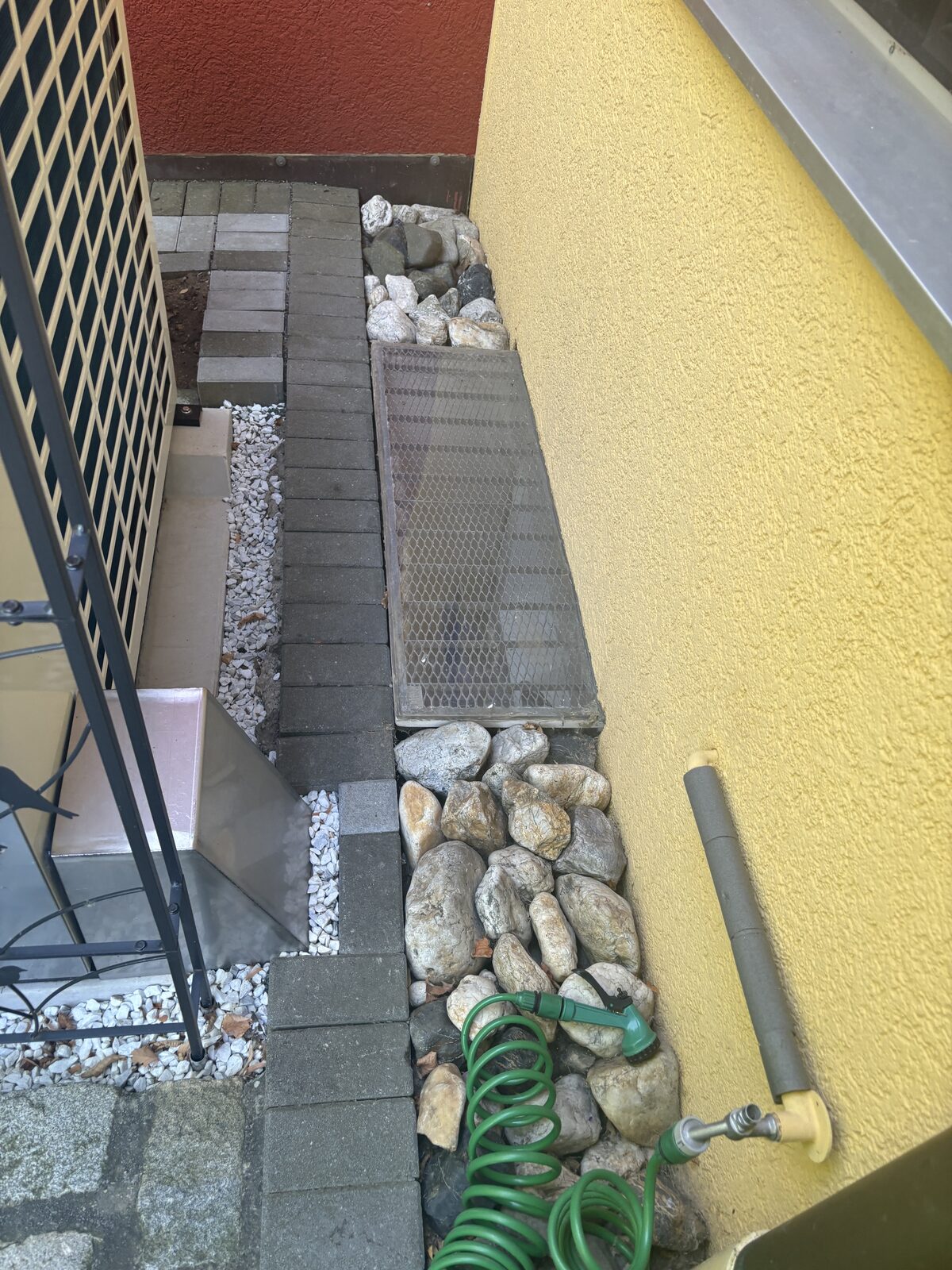 Wärmepumpe an der Hausseite auf Fundament der Firma Welz