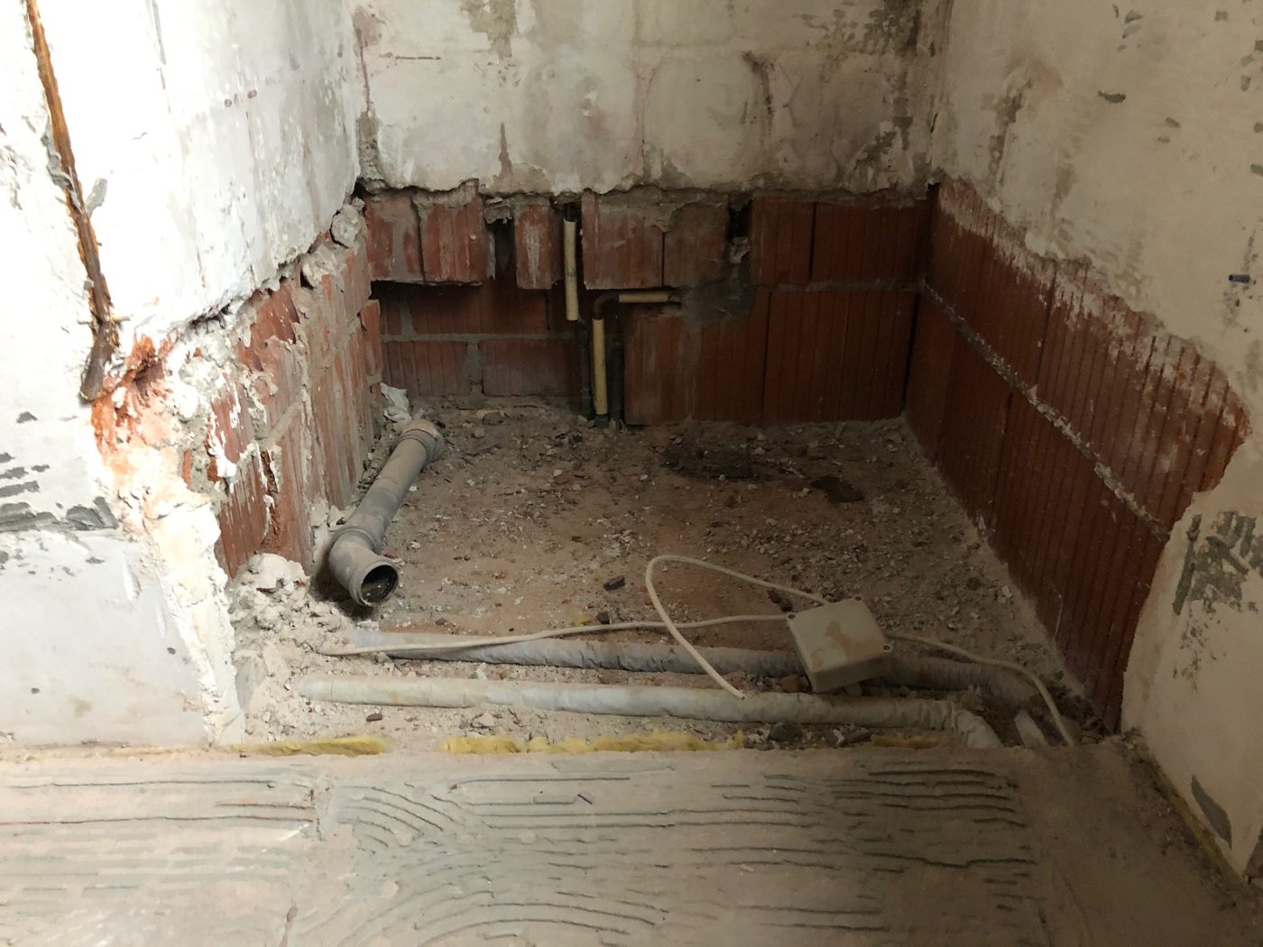 Altes Bad vor der Sanierung mit Fliesen, Dusche und WC in Bamberg